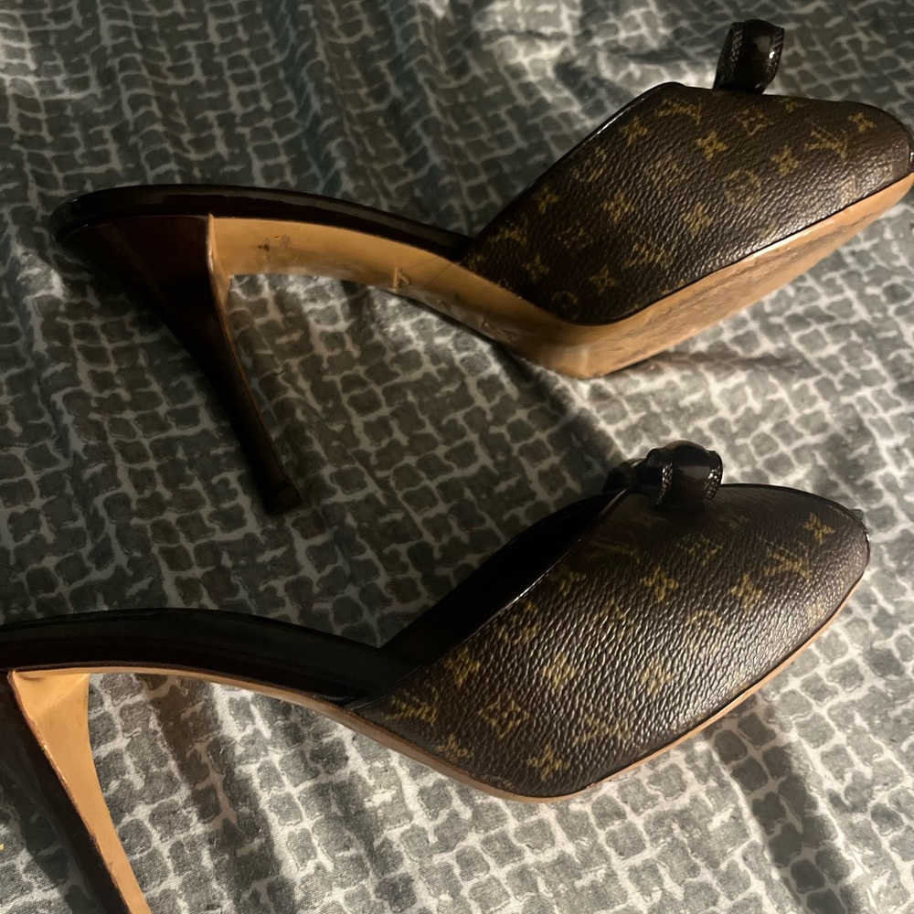 Louis Vuitton Brown Heels with Elegant Design - Picture 4 of 4